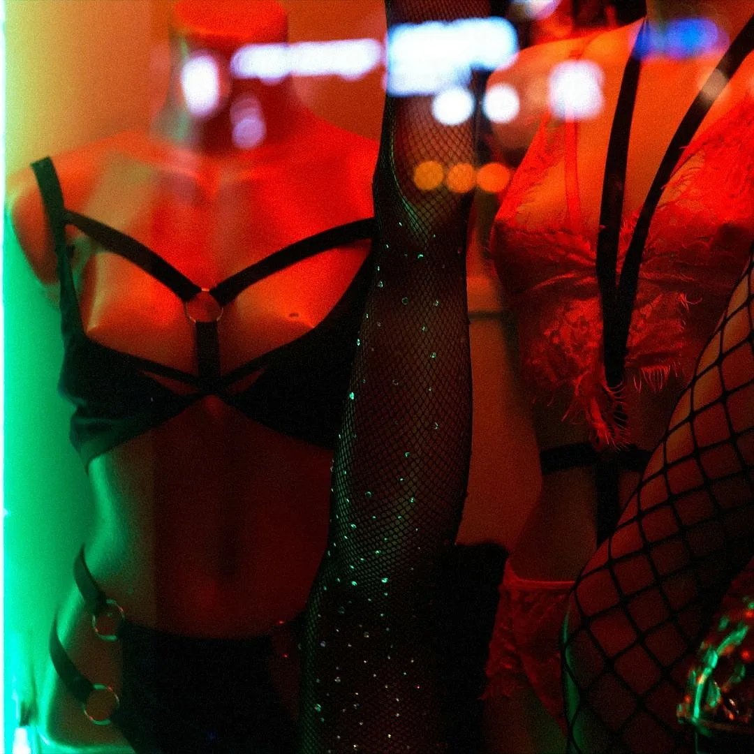 As much as newer mediums have women introducing the female gaze into the picture, adult content is still dominated by what a straight man would usually like to see. Image: Unsplash 